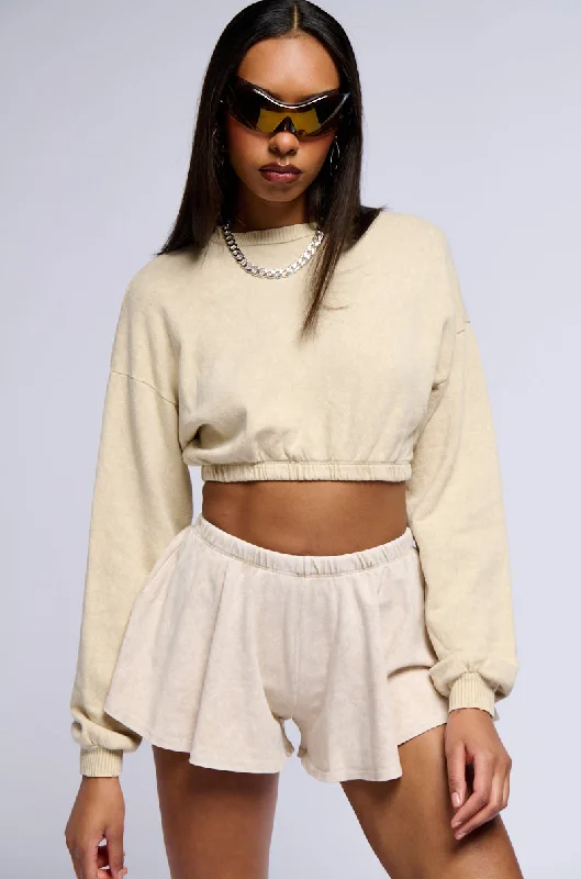 MYSTERY GIRL MINERAL WASH CROPPED SWEATSHIRT IN IVORY